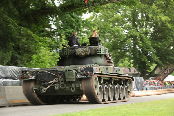 Panzer 68/88 von 1970 - 39 Tonnen schwer und 29 LIter Hubraum - Militär-Corso am GP Brugger Schachen 2015