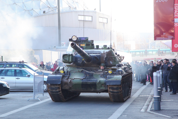 Panzer-Demonstration vor der Halle 1 - Rétromobile 2015