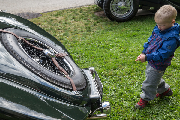 "Papa schau mal da, ist das ein Rennwagen?" fragte der kleine Junge …