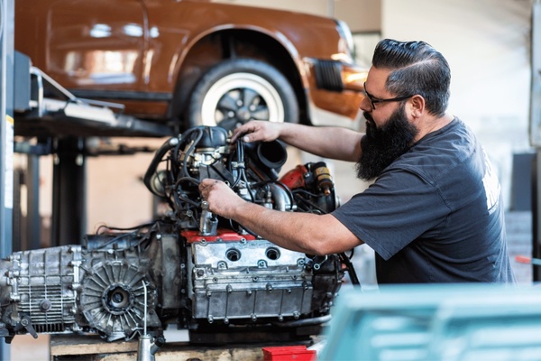 Bild Paradox: Mechaniker werden immer spezieller geschult, gleichzeitig kennen sich immer weniger mit alter Technik aus