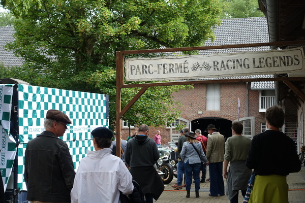 Parc Fermé im Innenhof des Herrenhauses – Classic Days 2025