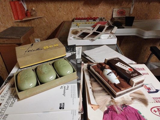 Parfüm und Seife kaufte man damals beim Frisör – Zu Besuch in der Sammlung Hilker