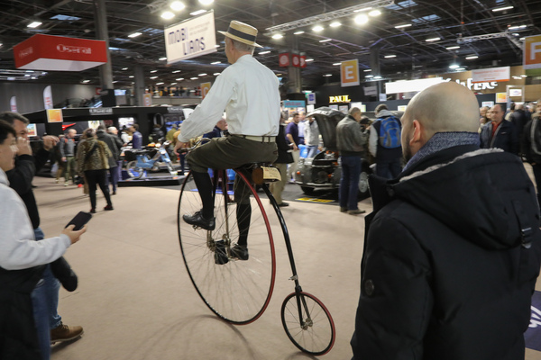 Paris als Fahrrad-Stadt - da durften Hochräder natürlich nicht fehlen – Rétromobile Paris 2025
