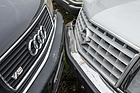 Bild: Park- oder Schrottplatz Kirchberg 2024 - Konkurrenten von einst Audi-Ringe und Opel-Blitz