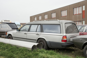 Park- oder Schrottplatz Kirchberg 2024 - Mercedes-Benz der Baureihe W124 als ehemaliger Leichenwagen?