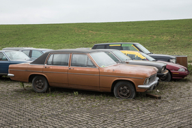 Park- oder Schrottplatz Kirchberg 2024 - Opel Diplomat mit Vinyldach