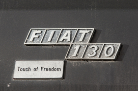 Park- oder Schrottplatz Kirchberg 2024 - Zusatzemblem auf einem Fiat 130: "Touch of Freedom" (ein Hauch Freiheit)