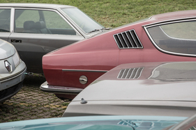 Park- oder Schrottplatz Kirchberg 2024 - das Audi 100 Coupé leicht zu erkennen