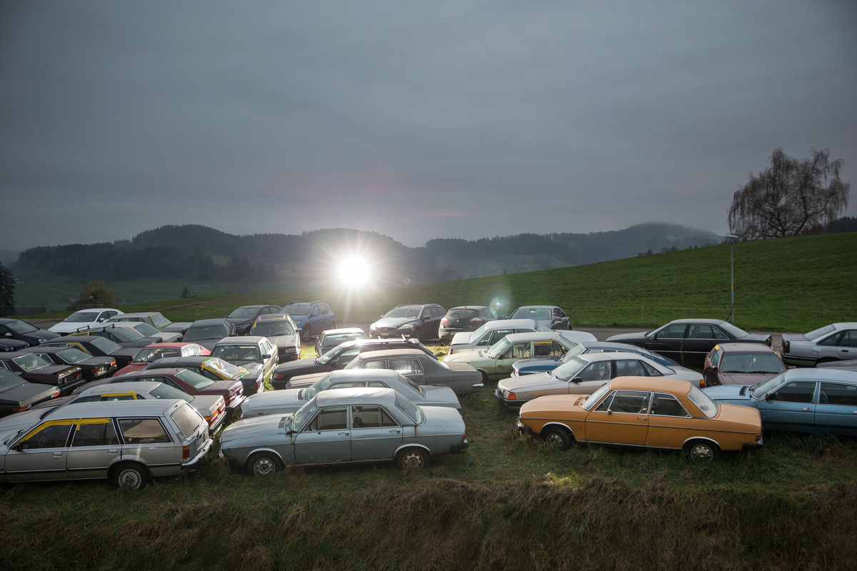 Park- oder Schrottplatz Kirchberg 2024 - die Autos stammen vornehmlich aus Deutschland und Italien, Ausnahmen bestätigen die Regel