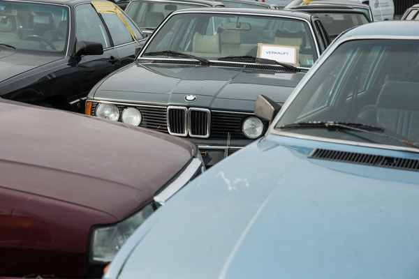 Park- oder Schrottplatz Kirchberg 2024 - ein BMW 728i, augenscheinlich verkauft?