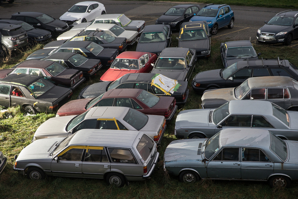 Bild: Park- oder Schrottplatz Kirchberg 2024 - fast ausschliesslich Limousinen und Coupés, ab und zu ein Kombi, aber keine Cabriolets sind hier versammelt