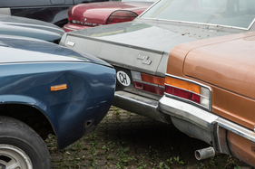 Park- oder Schrottplatz Kirchberg 2024 - zweimal Fiat 130, einmal Opel Diplomat und ein Pontiac GrandAm im Hintergrund