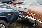 Park- oder Schrottplatz Kirchberg 2024 - zweimal Fiat 130, einmal Opel Diplomat und ein Pontiac GrandAm im Hintergrund