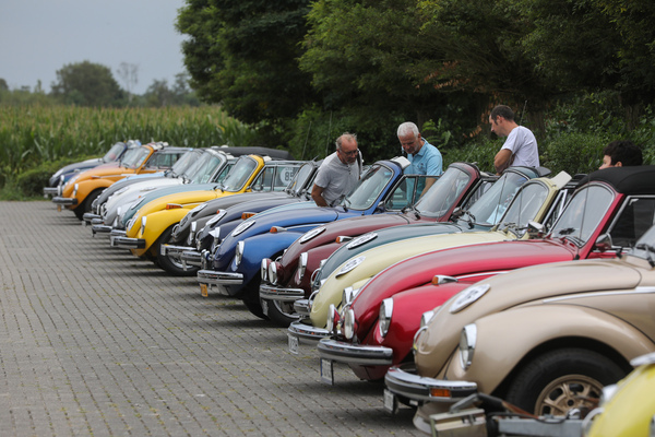 Parken beim Klein-Flughafen am Nachmittag - Internationales Käfer-Cabrio-Treffen von Deutschland 2025