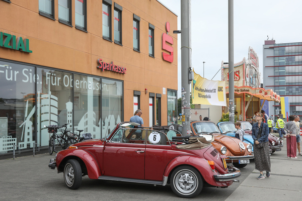 Parken beim Sterkrader Tor in Oberhausen - Internationales Käfer-Cabrio-Treffen von Deutschland 2025