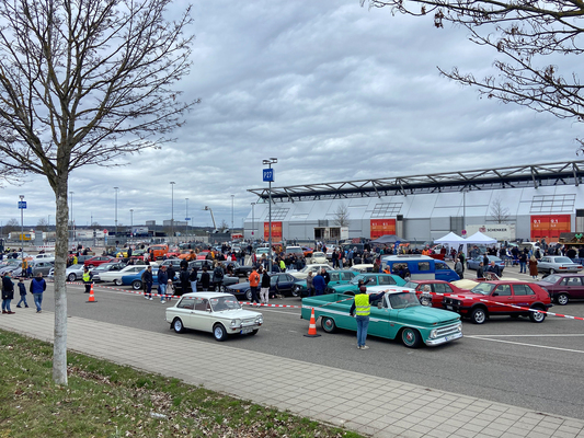 Parken vor den Messehallen – Retro Saisonauftakt 2025