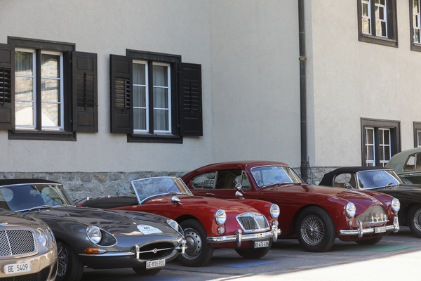 Parkplatz vor dem Suvretta House - 29. British Classic Car Meeting St. Moritz 2023