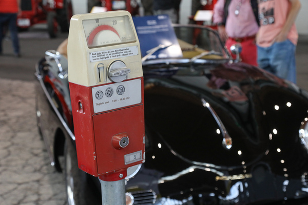 Parkuhr von damals - als Parken neben Geld noch manuellen Aufwand (Drehen des Knopfs) kostete - Klassikwelt Bodensee 2024