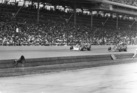 Parnelli Offenhauser (1972) - Mario Andretti auf der Geraden von Indianapolis im Jahre 1972, neben dem späteren Sieger Mark Donohue