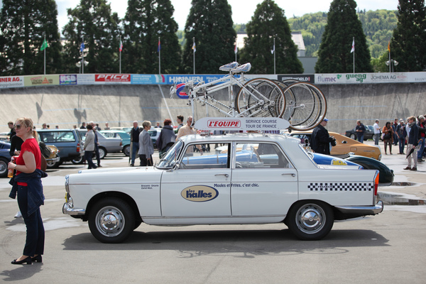 Passend auf der Velorennbahn - Peugeot 404 mit Fahrrädern auf dem Dach - Dolder Classics Mai 2017