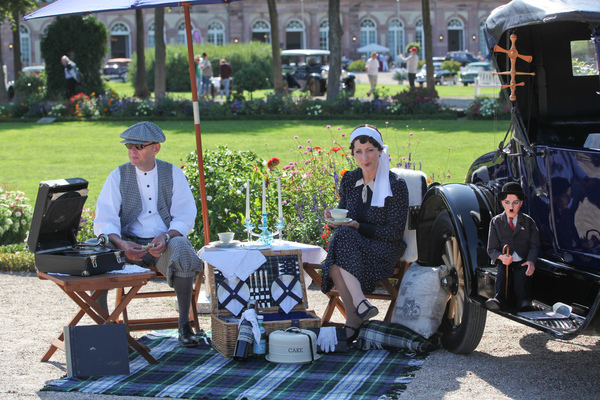 Bild Passend gekleidet beim Picknick neben dem Ford Model T Runabout von 1923 - Classic-Gala Schwetzingen 2018