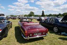 Passend zum roten Lack trägt dieser Silver Shadow Drop Head Coupé eine Verdeck-Persenning in Rot. Das Dach selbst ist cremefarben