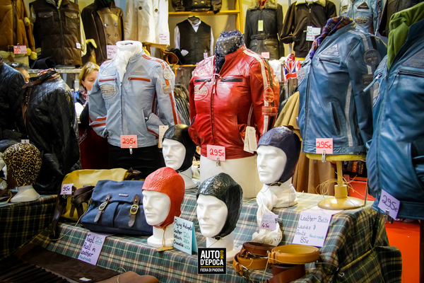 Bild Passende Accesssoires zum Oldtimer im Teilemarkt - Auto e Moto d'Epoca 2020