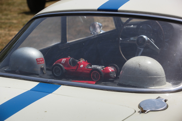 Passende Dekoration im Heckfenster des Maserati Sebring - Concours d'Elégance Suisse Coppet 2022