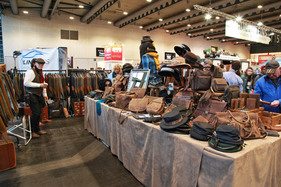 Passende Kleider und Accessoires gibt es natürlich auch zu kaufen (Bremen Classic Motorshow 2018)