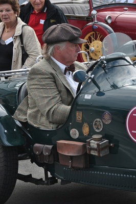 Passende Kleidung zum Fahrzeug ist Ehrensache am Oldtimer Grand Prix Safenwil 2013