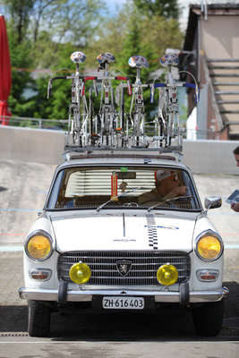 Passender geht es kaum - ehemaliges Tour-de-France-Begleitfahrzeug Peugeot 404 - Dolder Classics Mai 2017