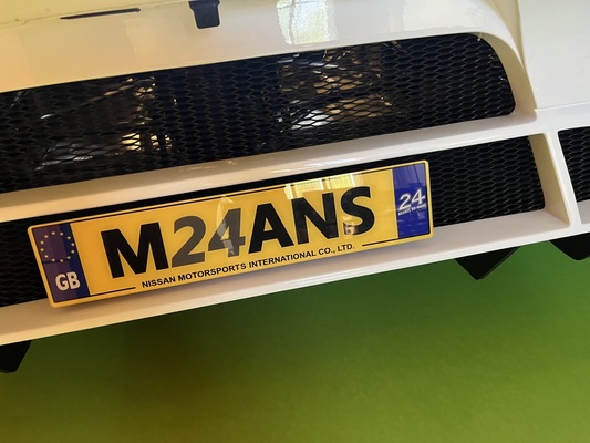 Passendes Nummernschild am Nissan R390 – Ausstellung "Supercars of the 90s" im Louwman-Museum