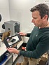 Bild: Passgenaue, neu konstruierte und 3D-gedruckte Radiokonsole für den Einbau eines Navigationsgerätes in ein älteres Fahrzeug – Audio Exklusiv