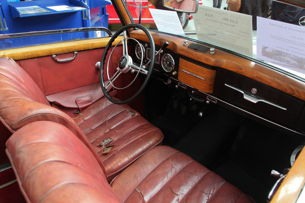 Patina oder einfach Spuren der langjährigen Nutzung am Mercedes-Benz 220 Cabriolet? - an der Versteigerung der Oldtimer Galerie am 23. April 2016 in Toffen