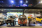 Patinierter "Eckfenster-Samba" neben Iltis und Löschpumpe in der Sonderausstellung in der Verkehrshalle – 75 Jahre VW in der Schweiz