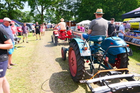 Patinierter Hanomag Greif-Traktor, modifiziert mit Fahrradträger von Thule – Bockhorner Oldtimermarkt 2025