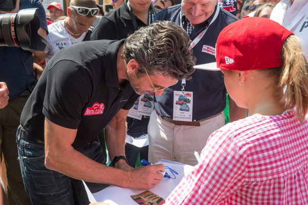 Patrick Dempsey am Autogramme geben - Ennstal-Classic 2017