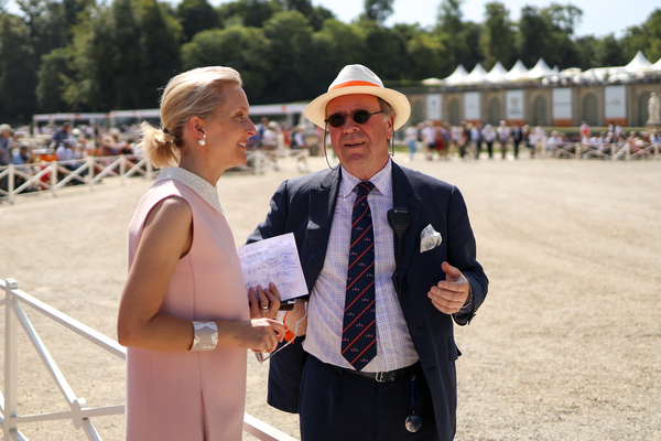 Bild: Patrick Peter unterhält sich mit einer Dame - Chantilly Arts & Elégance 2019