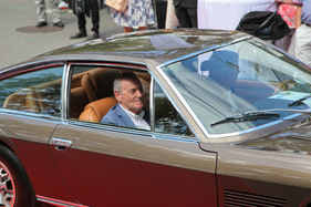 Paul Berger, der ehemalige Lebenspartner, im Siegerauto bei der Preisverleihung – Zürich Classic Car Award 2021