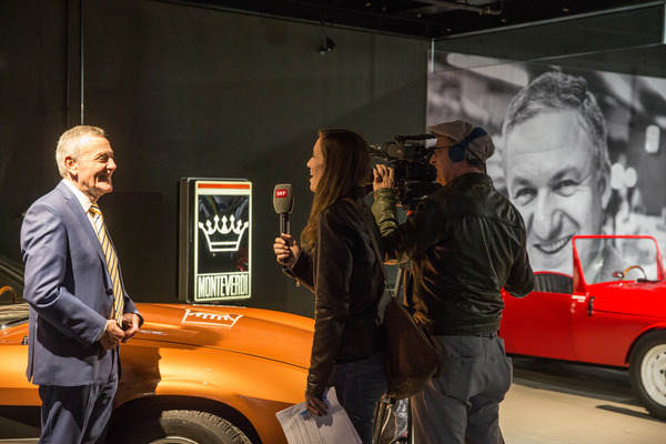 Paul Berger steht stundenlang Red und Antwort, während sich Peter Monteverdi im Hintergrund köstlich amüsiert.