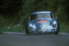 Artikelbild Paul Ernst Strähle und sein blauer Porsche 356 Carrera mit der V2-Zulassung