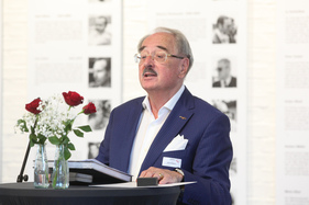 Paul Gutjahr bei der Laudatio zu Franco Sbarro - autobau Wall of Fame - Aufnahme Franco Sbarro Paul Gutjahr bei der Laudatio zu Franco Sbarro - autobau Wall of Fame - Aufnahme Franco Sbarro