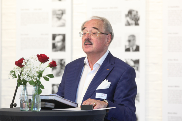 Bild Paul Gutjahr bei der Laudatio zu Franco Sbarro - autobau Wall of Fame - Aufnahme Franco Sbarro