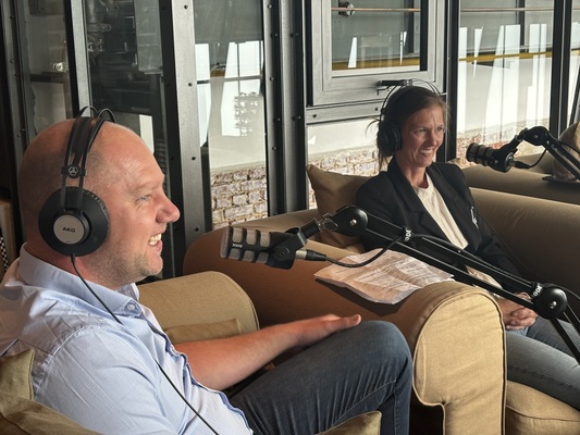 Bild: Pauline Louwman (rechts) und Mike Kastrop im Gespräch beim Automechanika-Classic-Car-Podcast.