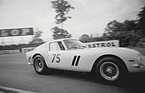 Bild: Peco Trophy 1962: Mit Roy Salvadori am Steuer errang der Bianco Speciale in seinem Debüt-Rennen den zweiten Platz gegen starke Konkurrenz