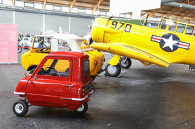 Peel P50 (1961) - sucht Schutz unter einem Flugzeugflügel - Klassikwelt Bodensee 2023