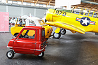 Peel P50 (1961) - sucht Schutz unter einem Flugzeugflügel - Klassikwelt Bodensee 2023