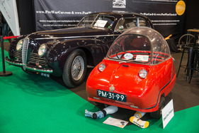 Peel Trident (1965) - hier kann man wirklich von einem "Bubble Car" sprechen, krass der Grössenunterschied zum Alfa Romeo dahinter - Rétromobile Paris 2022