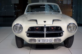 Pegaso Z 102 (1955) V8, 2.8 L Hubraum - mit Blinker am Kühlergrill - Pegaso-Sonderschau in der Autoworld Brüssel (2018/2019)