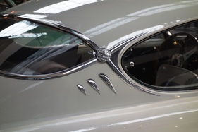 Pegaso Z 102 (1955) V8, 2.8 L Hubraum - mit Blinker am Kühlergrill - Pegaso-Sonderschau in der Autoworld Brüssel (2018/2019)